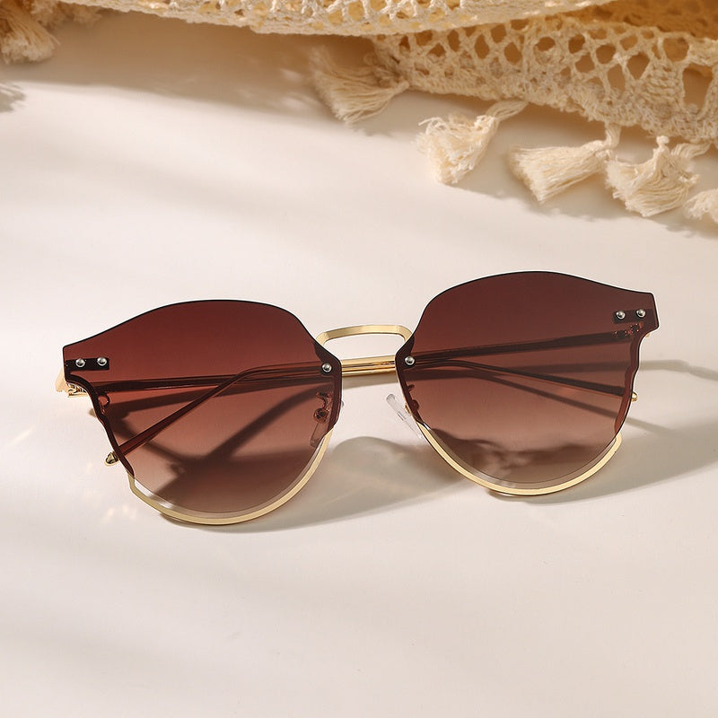 Riveting Cats Eyes Sunglasses