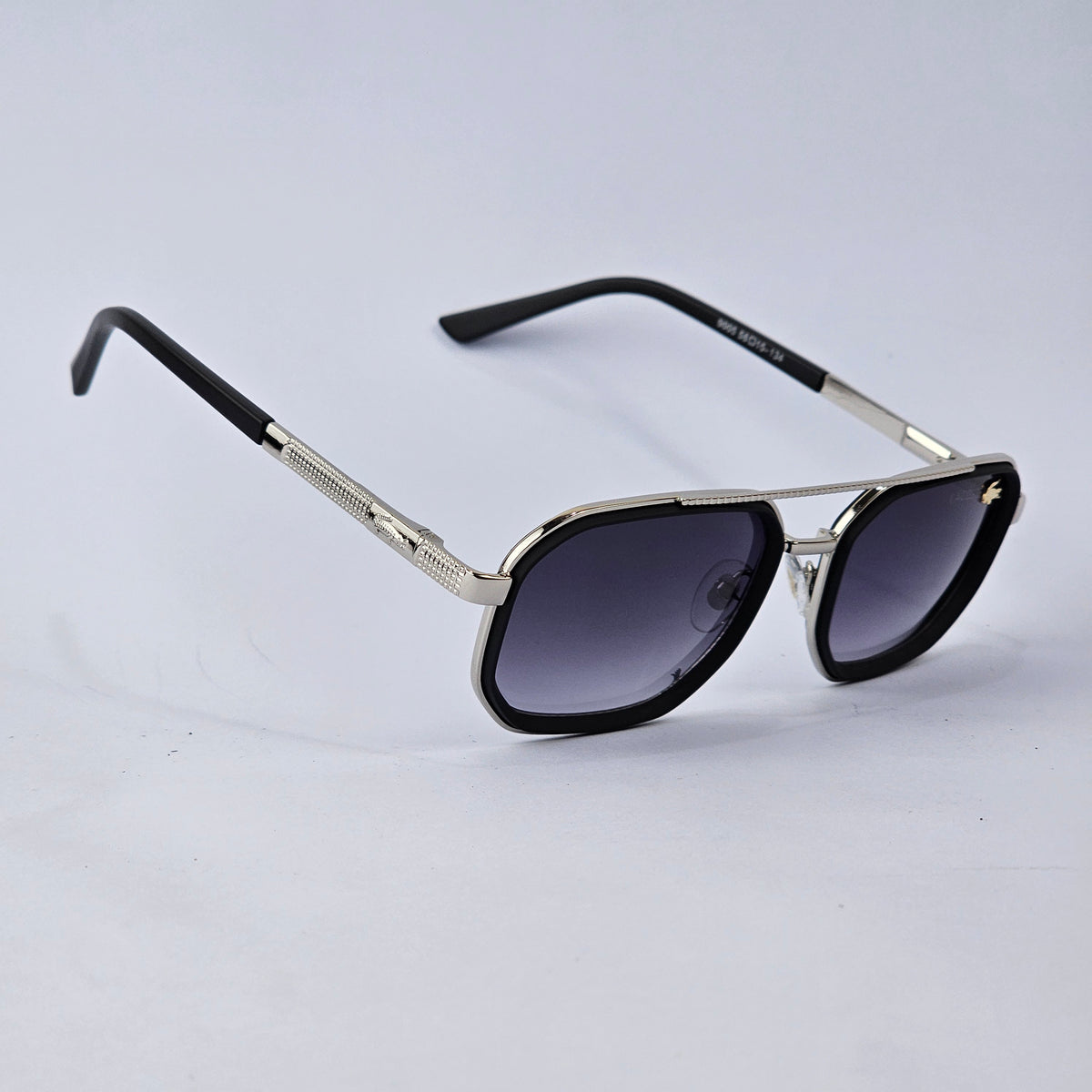 Sleek - Lacoste - 9005- Silver - Unisex