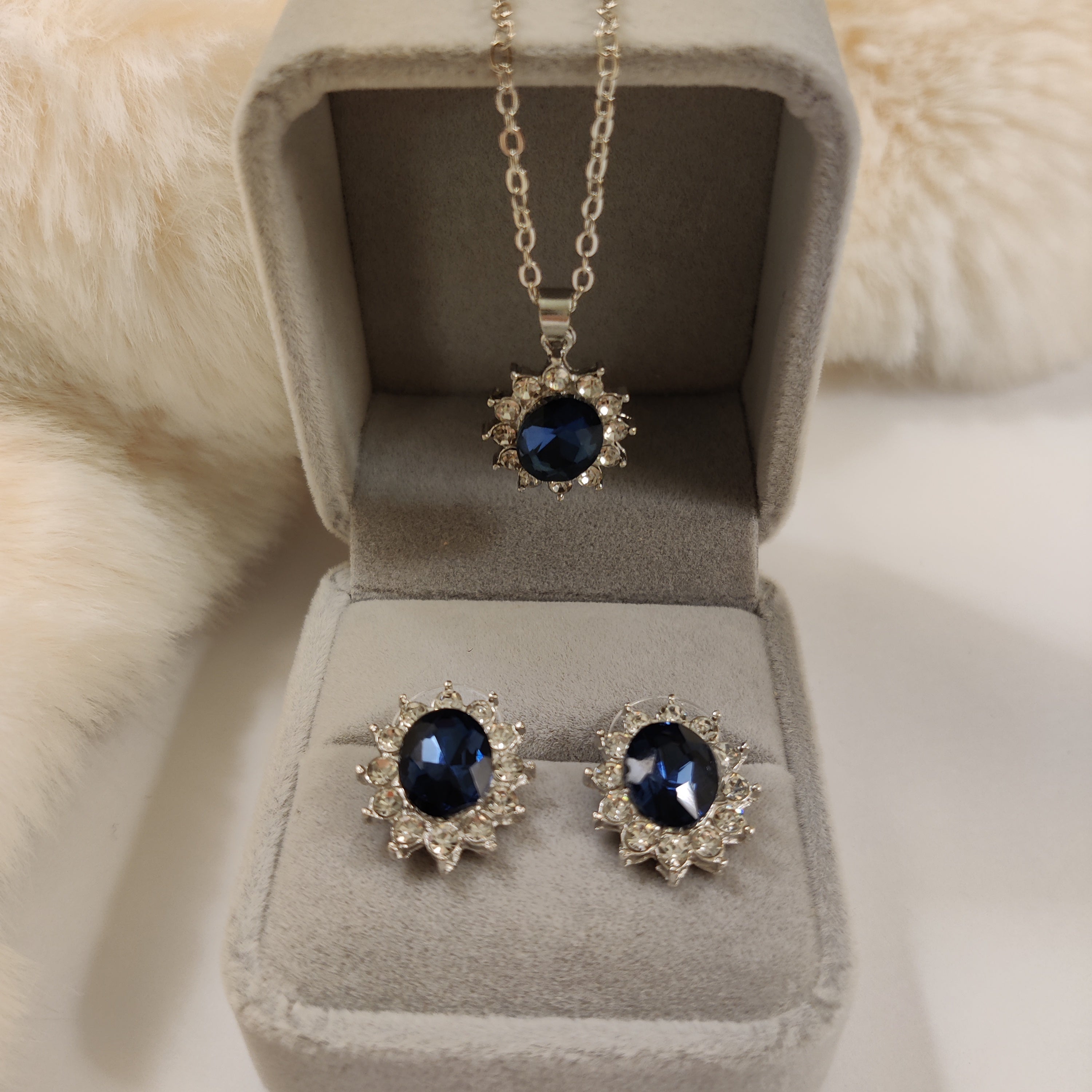 Rhinestone Crystal Gemstone Flower Necklace & Studs | Silver